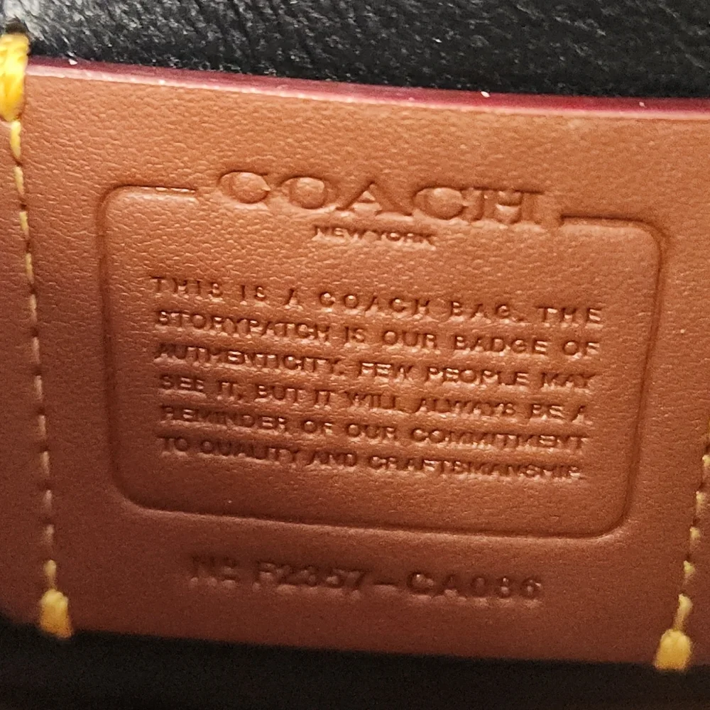 Coach Pillow Madison 18 - Picture 14 of 16